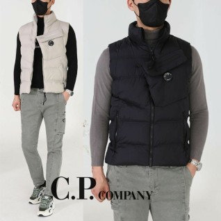 씨피컴퍼니 CP COMPANY 빅포켓 렌즈패치 다운 베스트